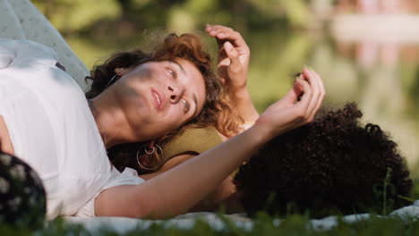 una pareja romántica en el parque.