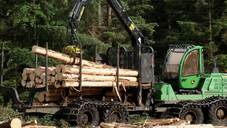 Forstmähdrescher,-Der-Holz-Mitten-Im-Schuss-Lädt,-Highlands,-Schottland