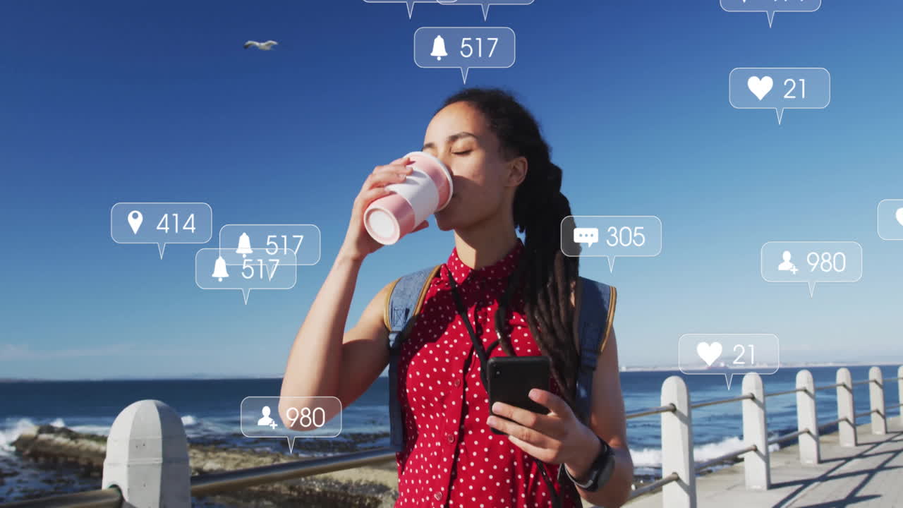 커피를 마시며 스마트폰을 들고 있는 여성, 소셜 미디어 알림 애니메이션