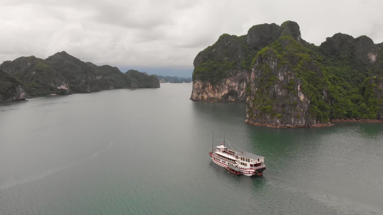cierre en clip de descripción general de cruceros en la bahía de halong vietnam