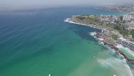 Nebel-über-Dem-Meer-Und-Bondi-Beach-In-New-South-Wales,-Australien---Drohnenaufnahme