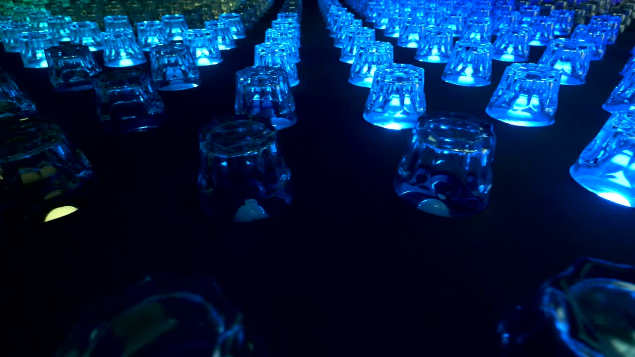 다채로운 생생한 전구, 다채로운 세그먼트 및 입자.