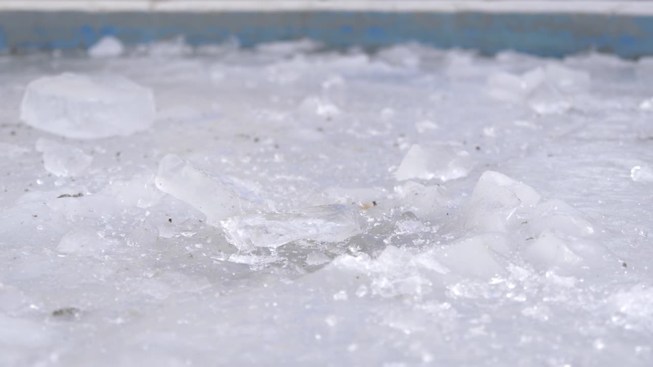 얼어붙은 얼음 분수에서 큰 얼음 블록 깨기