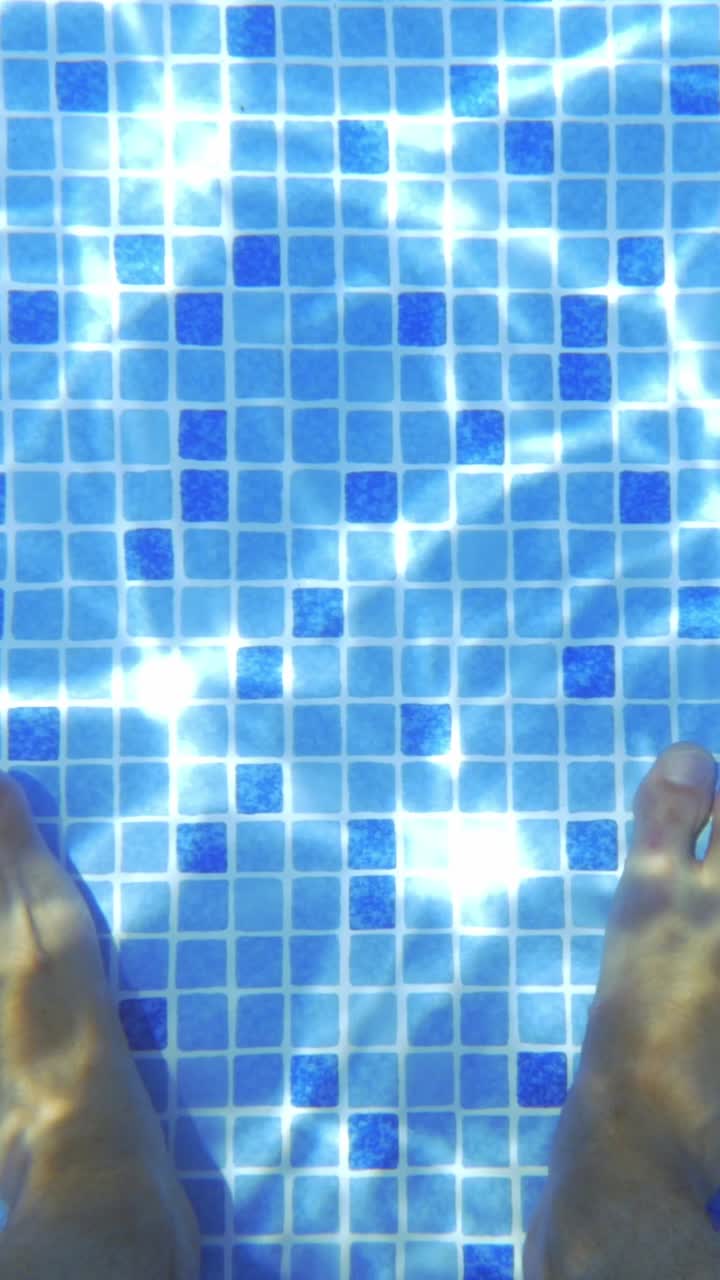 Piedi in una piscina