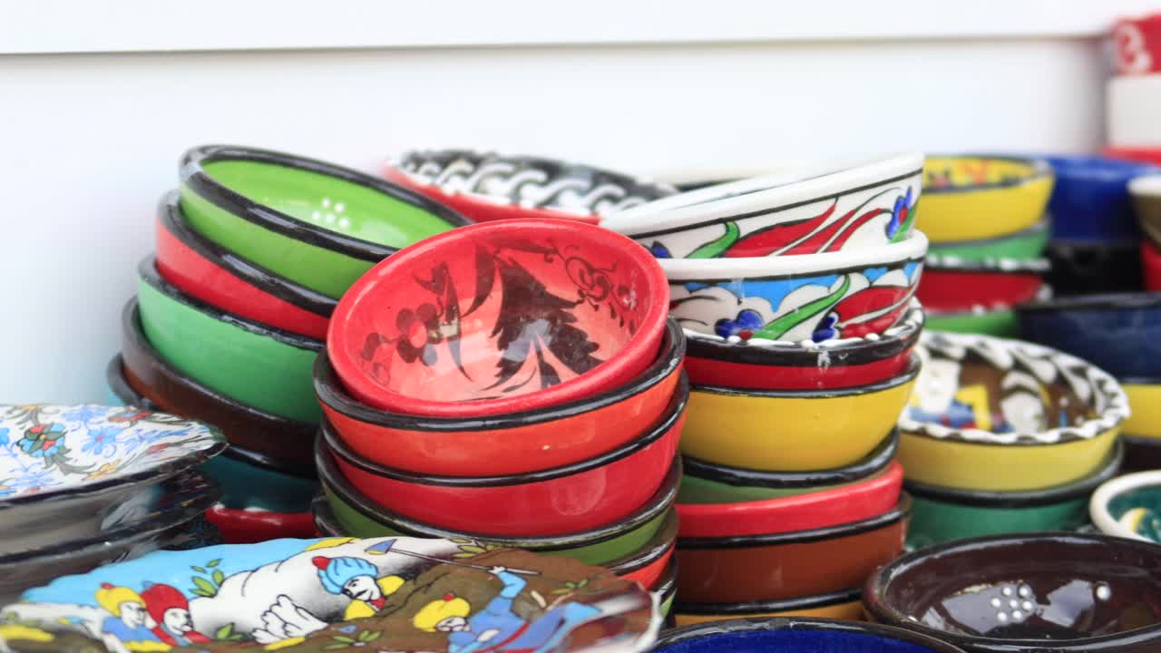 cuencos de cerámica coloridos apilados