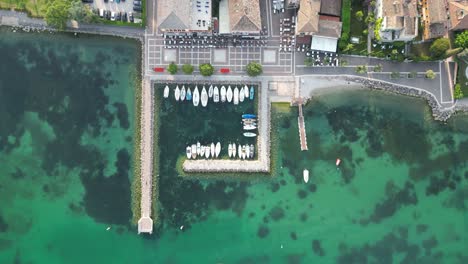 Vista-Aérea-De-Los-Barcos-En-El-Puerto-De-Cisano-En-El-Lago-De-Garda,-Italia