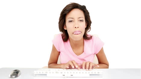 una mujer bonita escribiendo en el teclado.