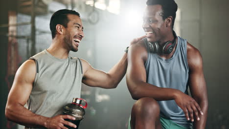 hombre feliz, amigos y cinco en la forma física