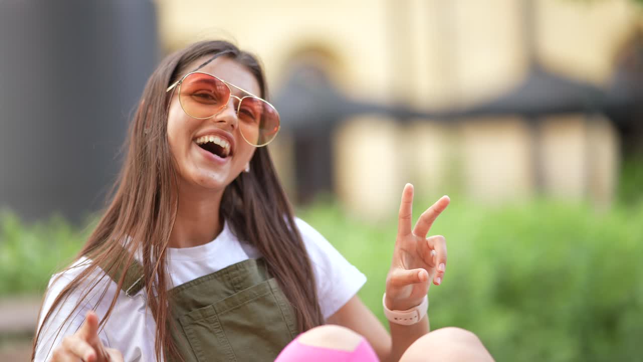 Ragazza adolescente all'aperto, felice e giocosa