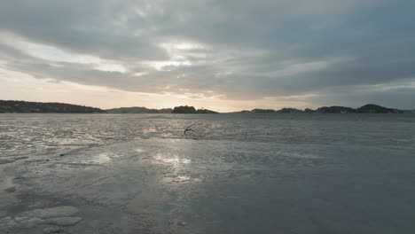 Lago-Cubierto-De-Hielo-En-Noruega