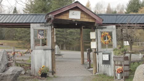 rustikaler gehwegeingang mit weißen türen und blumenkränzen auf der bean town ranch in ottawa