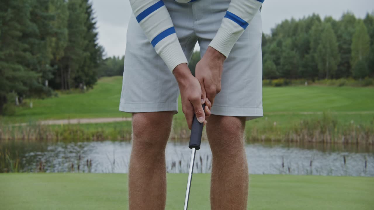 골퍼 가 푸트 를 준비 하고 있다