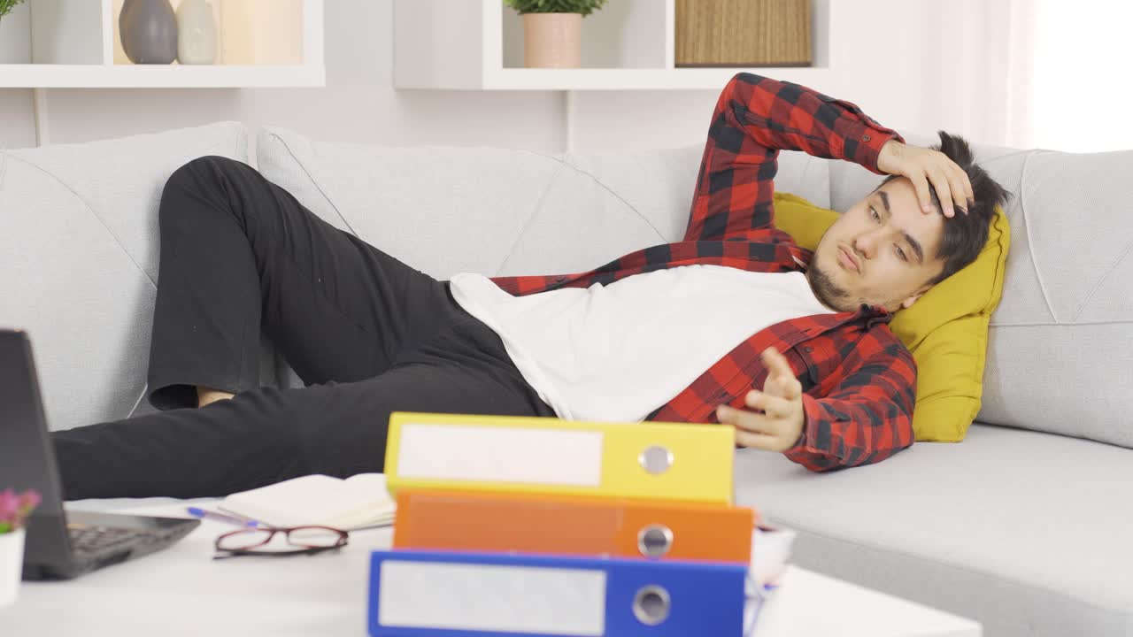 게으른 사람은 집에서 잠을 자고 있어요.