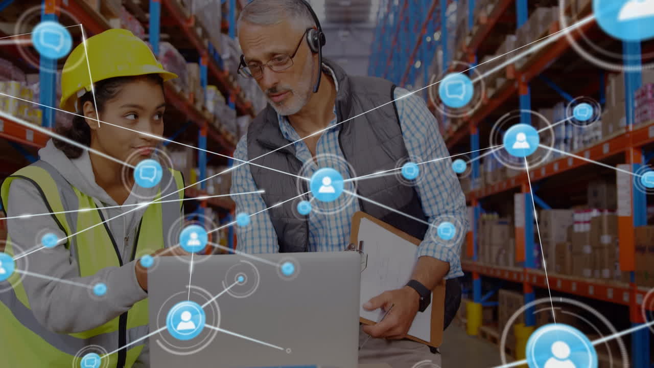 animación de la red de conexiones con iconos sobre dos trabajadores de almacén diversos