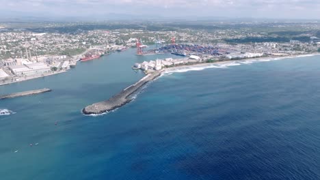 Hochwinkel-Luftaufnahme-Der-Einfahrt-Zum-Hafen-Von-Haina-Außerhalb-Von-Santo-Domingo