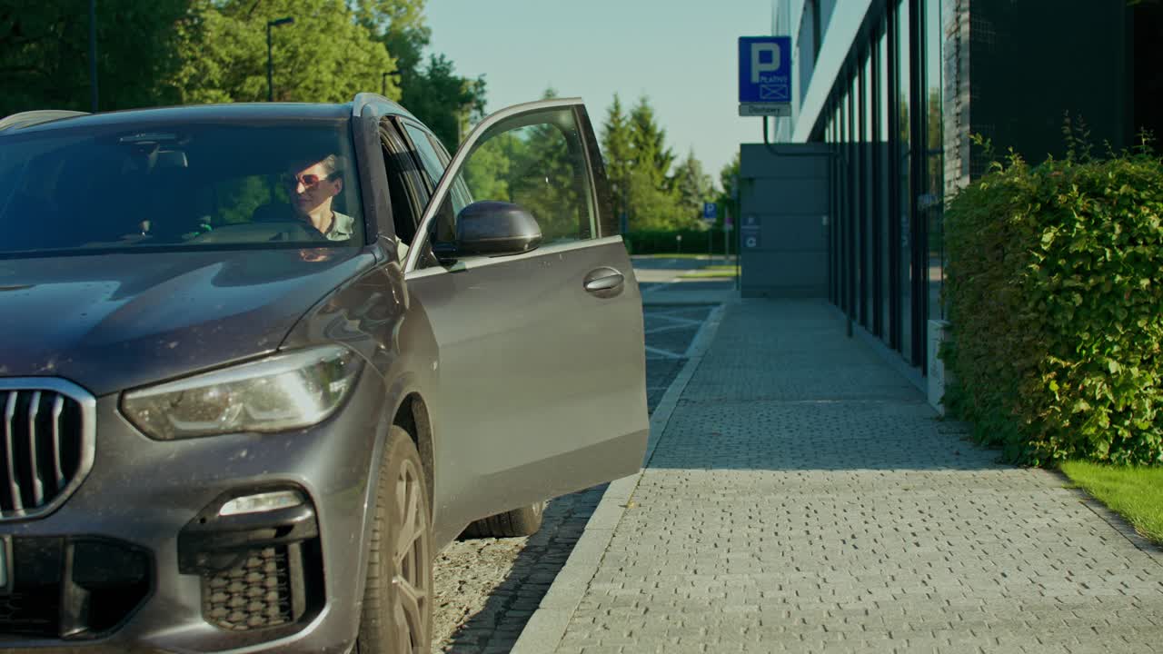 Una donna d'affari che sale e scende dalla sua auto in un ambiente urbano