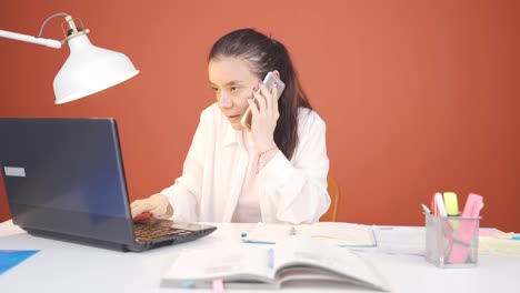 Mujer-Trabajando-Duro-En-La-Computadora-Portátil.