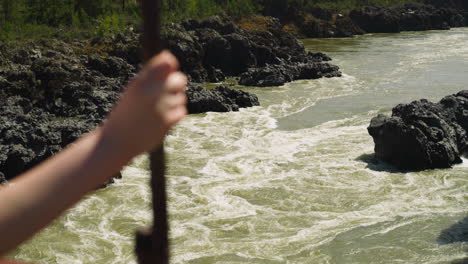 Gebirgsbach-Mit-Schäumendem-Wasser-Und-Felsigen-Ufern-In-Der-Schlucht