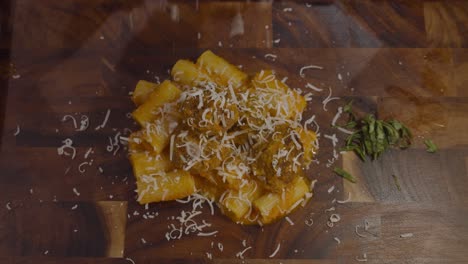 chef agregando toques elegantes a la pasta con albóndigas y salsa de verduras
