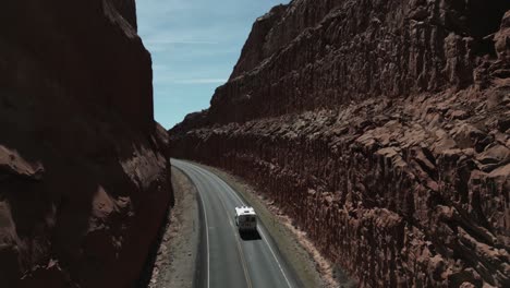 Camión-Camper-Pasa-Por-Enormes-Paredes-Del-Desierto-De-Utah-Bajo-La-Luz-Del-Sol