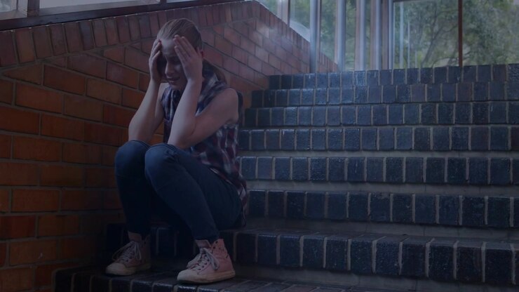 Ragazza adolescente che reagisce a un avviso sul telefono sulle scale della scuola, con una nebbia animata che appare e la calma