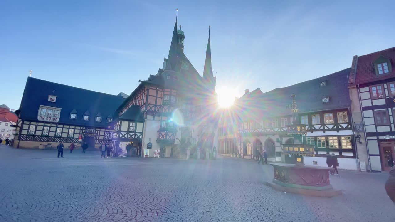 시청과 시장이 있는 베르니게로데의 아름다운 도심