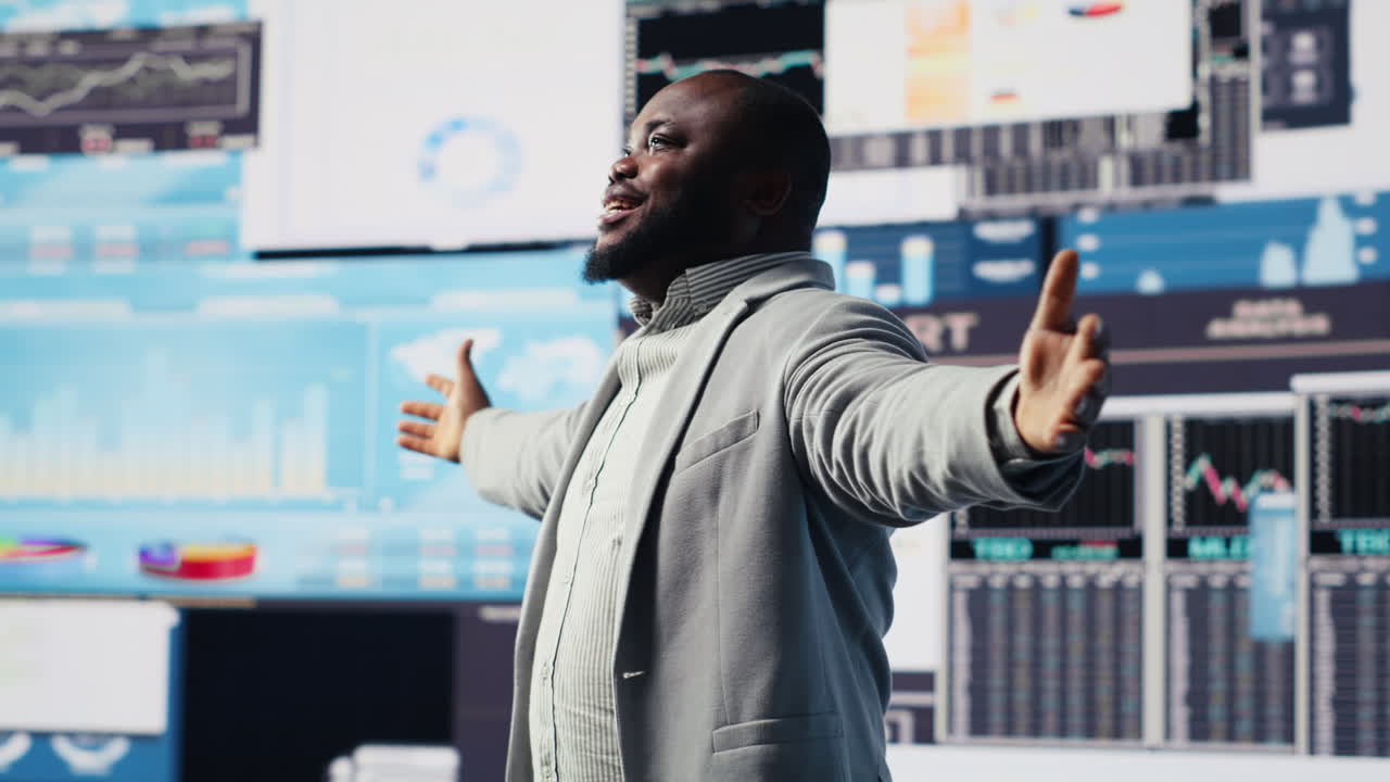 Manager esecutivo di colore pensa a una nuova strategia per aumentare il profitto dell'azienda.