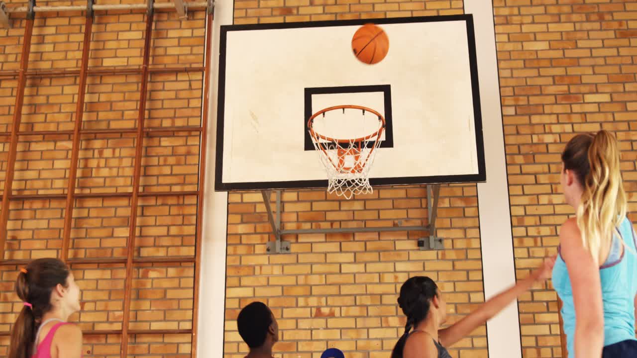 ayudando al entrenador del equipo de la escuela secundaria a anotar un gol mientras jugaba al baloncesto