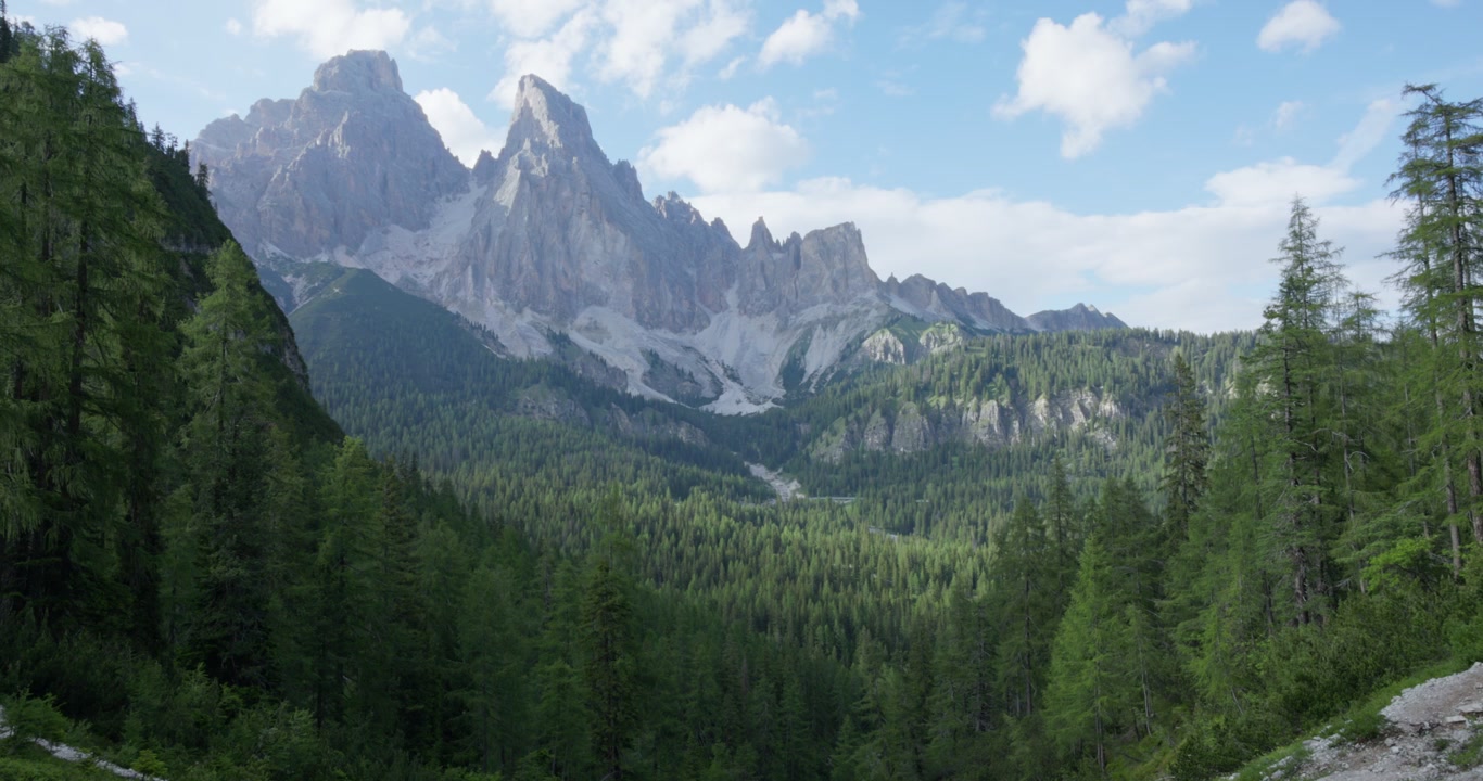 Massiccio del Monte Cristallo visto dal Sentiero 215 sulla strada per il Lago di Sorapis nelle Dolomiti, Italia - panoramica