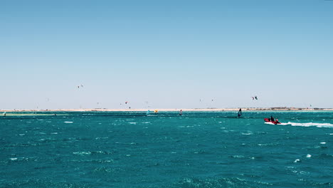 Wassersportaktivitäten-Mit-Touristen,-Die-Den-Sommer-Auf-Der-Insel-Orange-Bay-In-Hurghada,-Ägypten,-Genießen