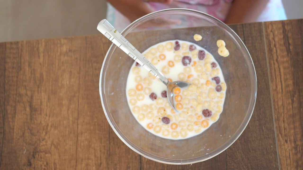 아이가 시리얼을 먹는 것