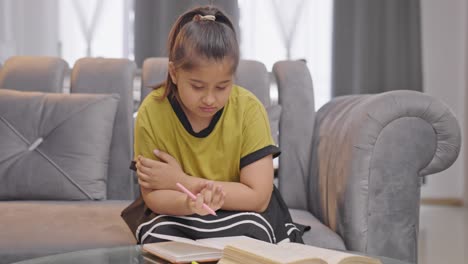 niño indio estresado estudiando en casa