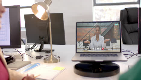 portátil con videollamada con mujer de negocios afroamericana en la pantalla