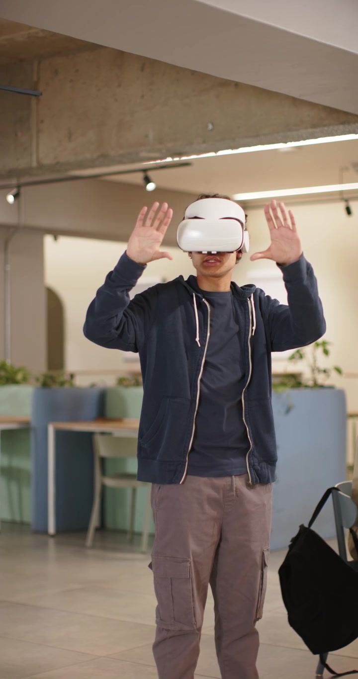 Video verticale: Utente VR che tocca il visore e gesticola per controllare l'interfaccia utente in un salotto, con una borsa su una sedia