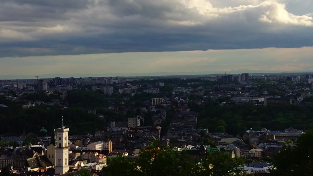 Skyer over byen. Time-lapse-optagelse.