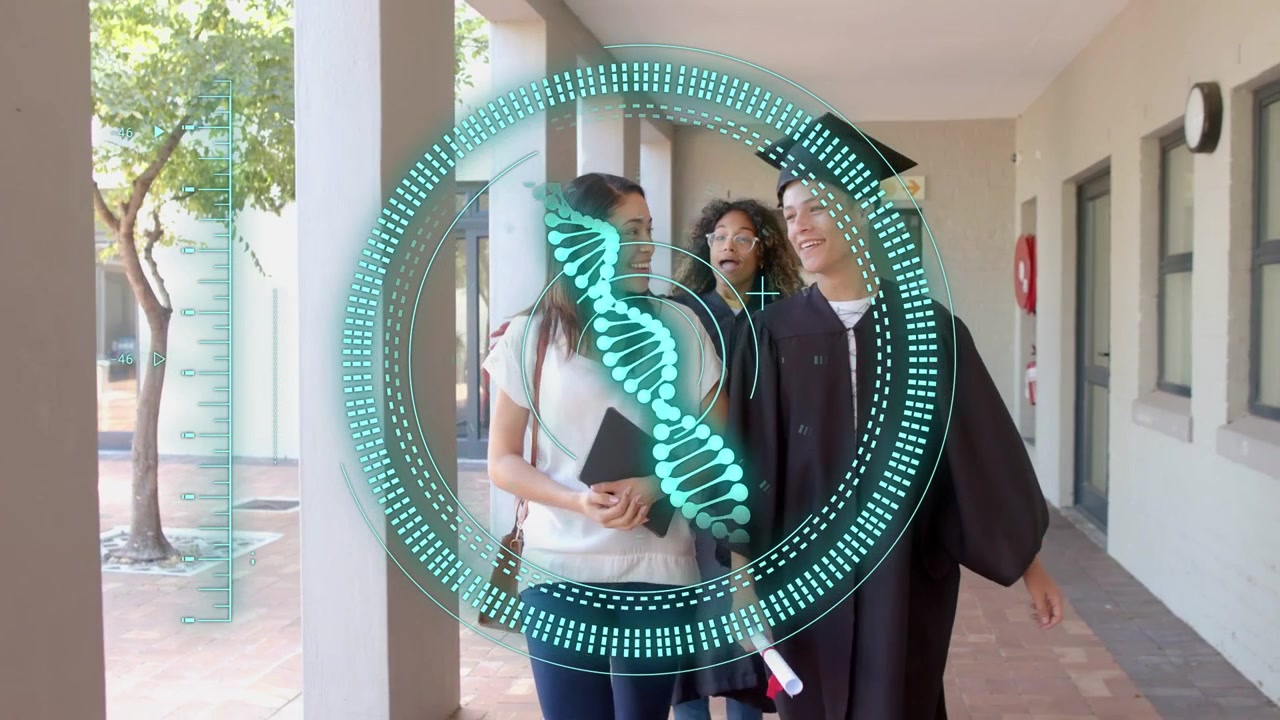 Genitore e laureato camminano in un corridoio, un adolescente si unisce, con un HUD che sovrappone il DNA, festeggiando con un diploma.