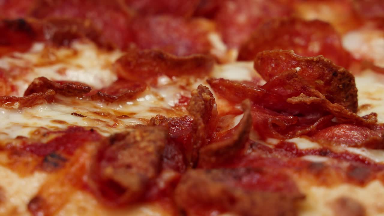 la pizza de pepperoni se derrite y burbujea deliciosamente.