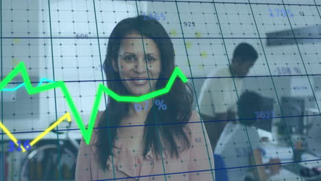 animación del procesamiento de datos estadísticos contra el retrato de una mujer biracial sonriendo en la oficina