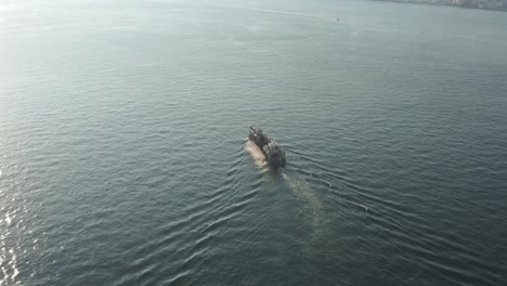 日本海上航行 海上航行 日落時,平靜的海域的空中景色