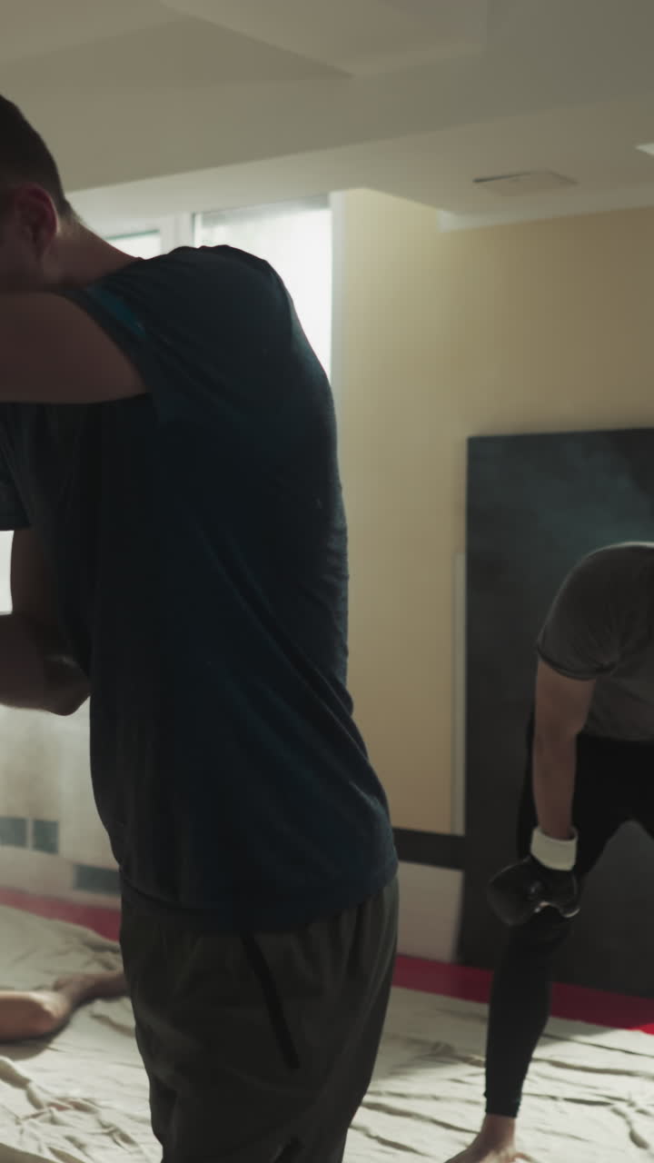 강렬한 권투 세션 후에 휴식을 취하는 남성 운동 선수들의 피곤한 그룹. 운동으로 인한 피로. 스포츠 클럽에서 전투 스포츠를 하고 힘을 향상시니다.