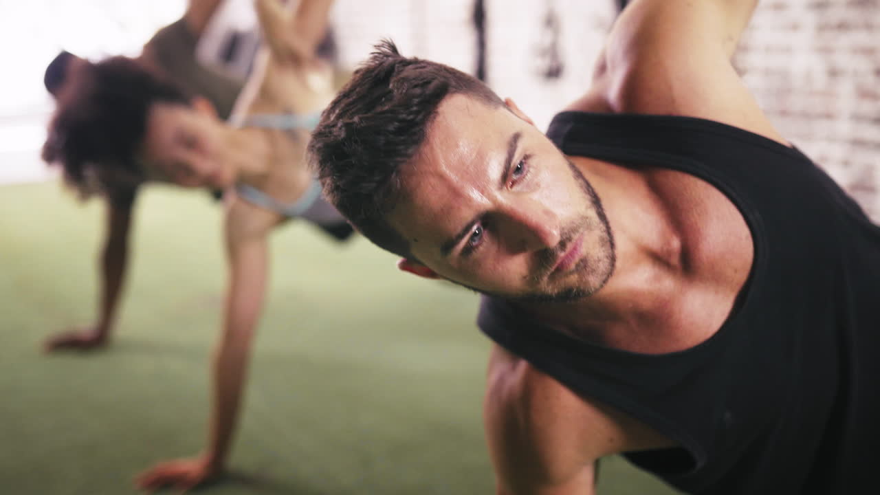 tres personas trabajando juntas en el gimnasio