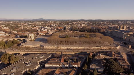 vista lateral del paseo marítimo du peyrou de montpellier por un avión no tripulado. mañana de invierno