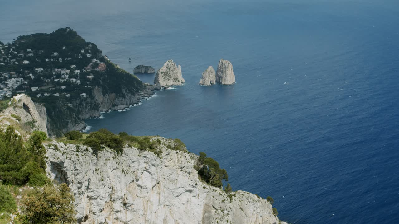 hermosa vista de los farallones en capri en italia desde el punto más alto de la isla, el monte solaro