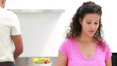 Pareja-Feliz-Cocinando-Juntos-En-La-Cocina