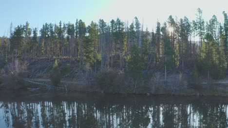 Luftaufnahmen-Des-Frühen-Morgens-Im-Shadow-Mountain-Lake-Im-Grand-Lake-Colorado-Mit-Den-Herbstfarben,-Die-Gerade-Beginnen