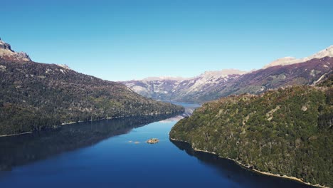 imágenes de drones de un hermoso paisaje patagónico-6