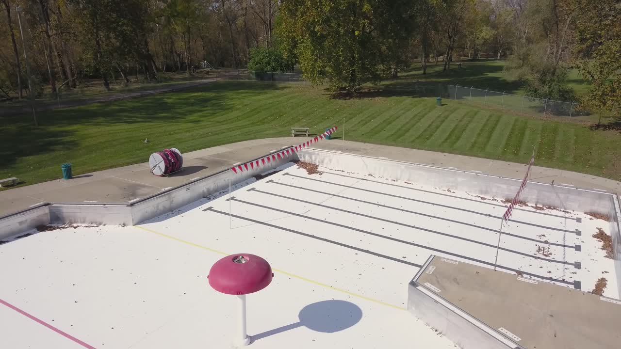 Parc aquatique vide et fermé avec des zones de jeux d'eau récréatives, à l'abandon ou fermé pendant la saison d'automne ou la pandémie de Covid-19