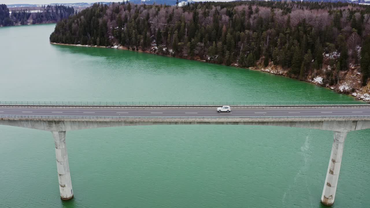 겨울 풍경 의 르키즈색 호수 를 가로지르는 다리