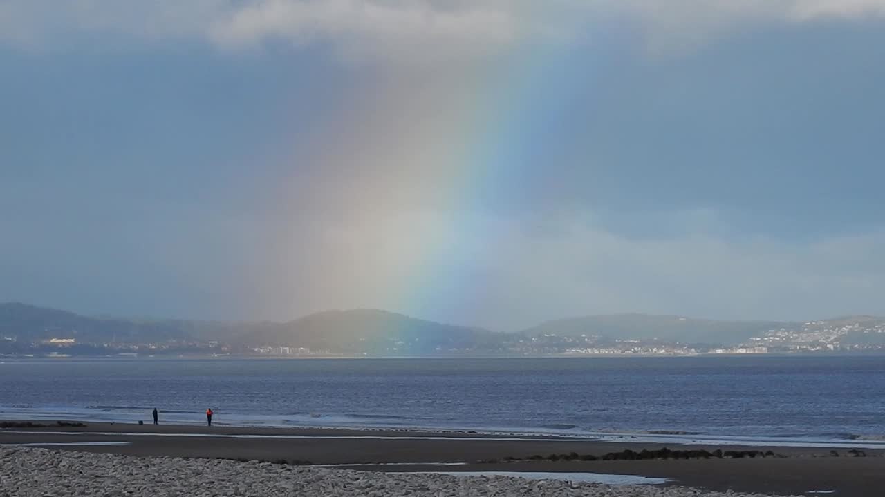 hermosos colores del arco iris escénico sobre las montañas galesas paisaje marino costero horizonte