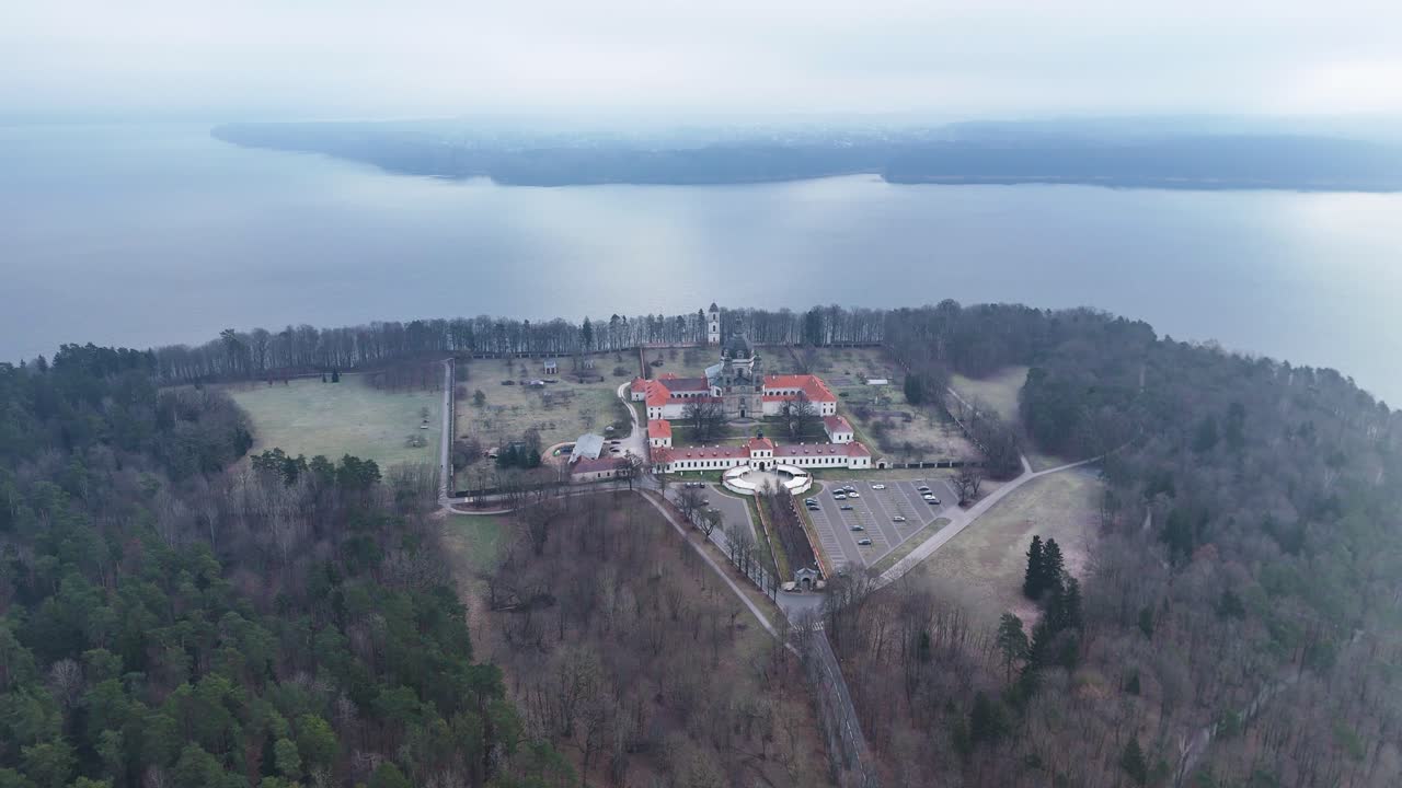 Monastero di Pazaislis su un'isola avvolto nella nebbia in una foresta. Vista aerea